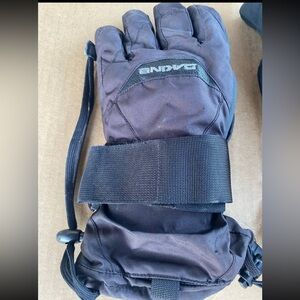 Dakine snowboard gloves with built in wrist guards